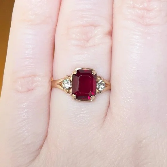 10K Vintage PSCO Red Glass Rhinestone dark red garnet emerald cut statement ring - Picture 2 of 11